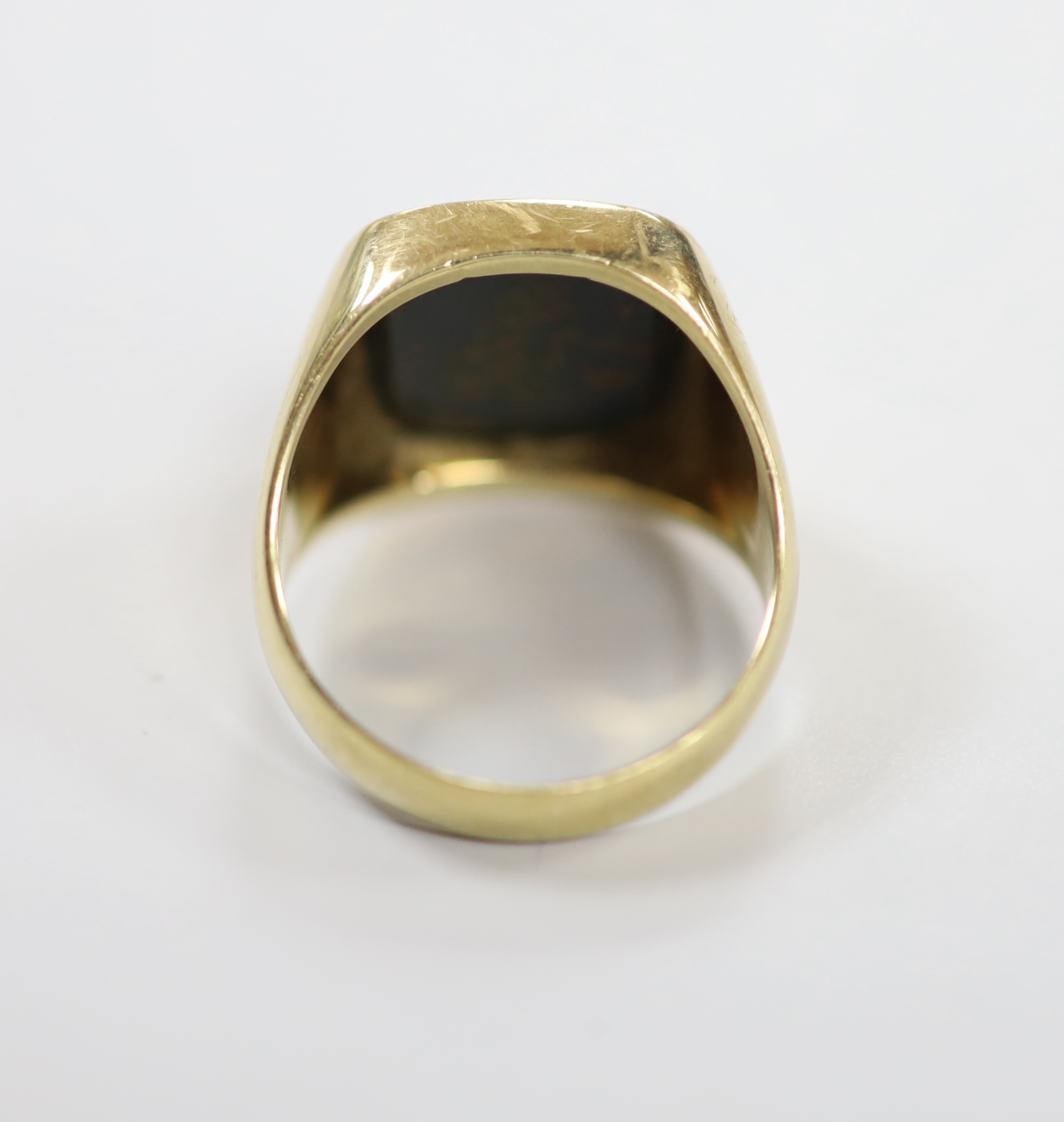 A mid 20th century 585 yellow metal and bloodstone set signet ring, size T, gross weight 10.6 grams.